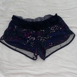 Lululemon 4’ in hotty hot short